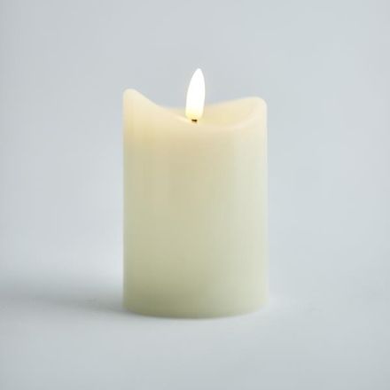 BATTERY OPERATED CANDLE, WITH FLAME, WHITE WITH TIMER, 7x15cm