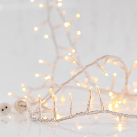 ΠΥΚΝΗ ΣΕΙΡΑ, 800 LED 3mm, 31V ΜΕΤΑΣΧΗΜΑΤΙΣΤΗ, 4 ΕΠΕΚΤΑΣΕΙΣ ΕΩΣ 2 ΣΕΤ, ΔΙΑΦΑΝΟ PVC ΚΑΛΩΔΙΟ, ΘΕΡΜΟ ΛΕΥΚΟ LED ANA 2cm, ΠΡΟΕΚΤΑΣΗ ΠΑΡΟΧΗΣ 3m, ΙΡ44