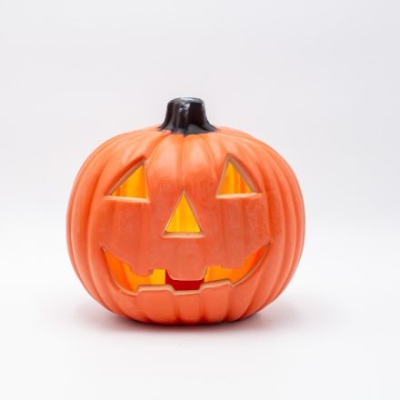 ΦΩΤΙΖΟΜΕΝΗ ΠΟΡΤΟΚΑΛΙ ΚΟΛΟΚΥΘΑ, HALLOWEEN ΣΧΕΔΙΟ ΜΕ ΣΚΑΛΙΣΤΟ ΠΡΟΣΩΠΟ, ΜΠΑΤΑΡΙΑΣ 2xAA, 6 ΘΕΡΜΑ ΛΕΥΚΑ LED, 20x15x19cm, IP20